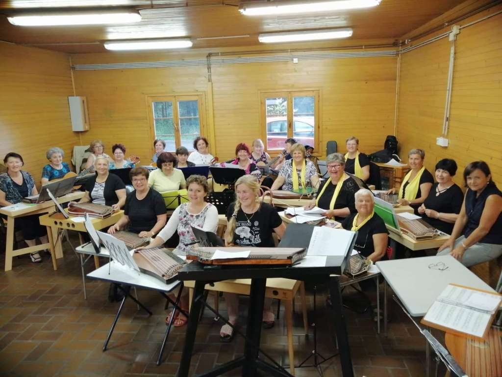 Citrarke in kitaristke društva Lipa na zaključnem koncertu