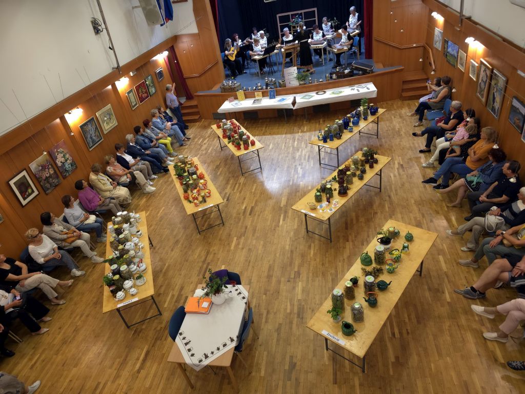 medsebojno-povezovanje-med-clani-drustev-je-pripeljalo-ze-do-4-skupne-razstave-v-kulturnem-domu-groblje